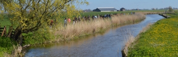 Wandelaars langs de Kloostervaart